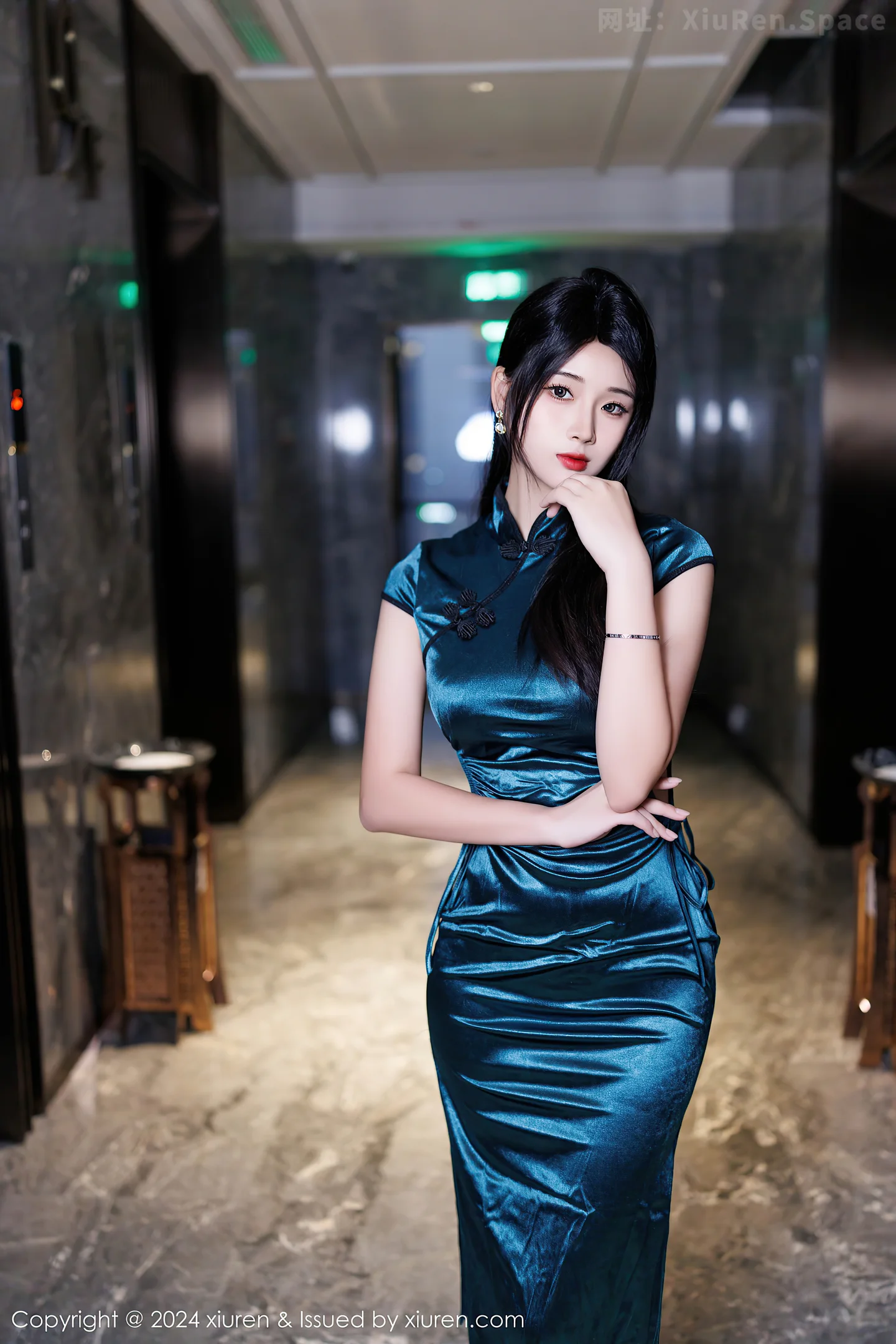 图片[4]-[XiuRen秀人网] VOL.9653 模特南乔性感墨绿色旗袍露黑色蕾丝内衣配超薄黑丝极致魅惑写真80P-秀人网官方网站